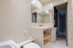 Dusj, hårføner og håndklær