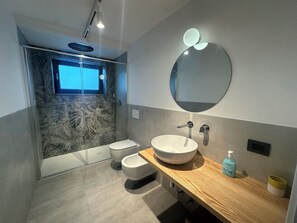 Haartrockner, Handtücher, Seife, Toilettenpapier