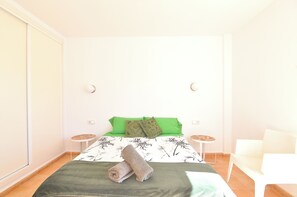 2 عدّة غرف نوم ومكو اة/لوح كي وواي فاي وملاءات أسرّة