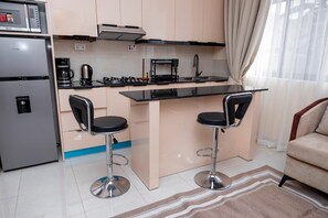 Apartamento standard, 1 quarto, vista para a colina | Cozinha privada | Geladeira grande, micro-ondas, cooktop, cafeteira/chaleira