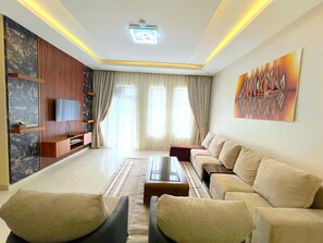 Apartamento família | Área de estar | Smart TV 43 polegadas com canais via satélite, impressoras