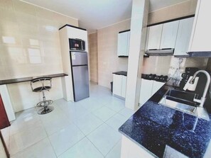 Departamento familiar | Cocina privada | Refrigerador con congelador, microondas y parrilla de estufa