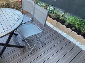 Outdoor dining - Luxury studio with garden  (Vallauris)