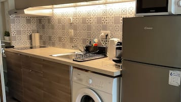 Fridge, microwave, stovetop, coffee/tea maker