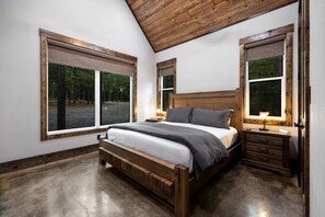 6 bedrooms, desk, free WiFi, bed sheets - Big Game Area, Fun Slide, Pond, Pets, Stay & Play (Broken Bow)