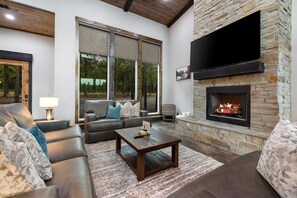 Smart TV, fireplace, video games, table football - Big Game Area, Fun Slide, Pond, Pets, Stay & Play (Broken Bow)