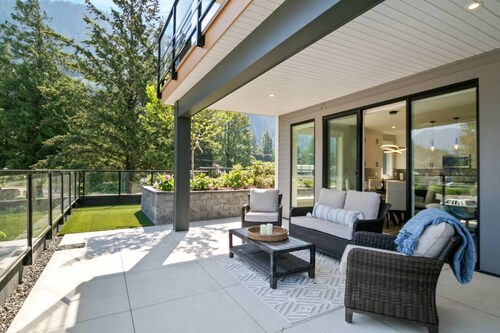 Corner Unit + Water Views & Easy Beach Access.