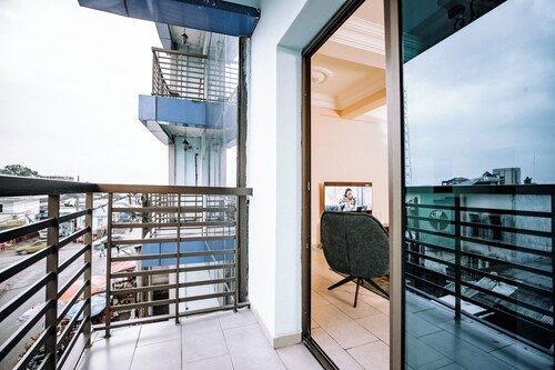 Appartement 2 Chambres Avec Parking et Vigile, Situé en Centre-ville