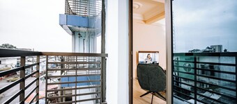 Appartement 2 Chambres Avec Parking et Vigile, Situé en Centre-ville