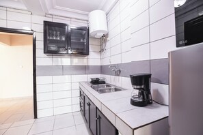 Geladeira, micro-ondas, fogão, cafeteira/chaleira