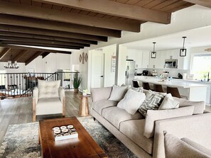 Smart TV, fireplace - Paradise View House: Pool & Lake View (Vista)