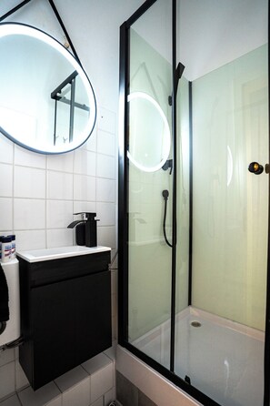 Dusche, Haartrockner, Handtücher, Seife