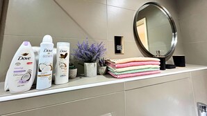 Apartment | Bathroom amenities - Charming London Apartment With 2 Bedrooms (London)