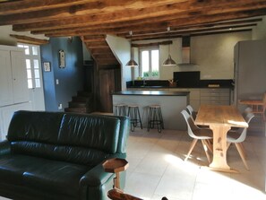 TV, peis, DVD-spiller og bøker