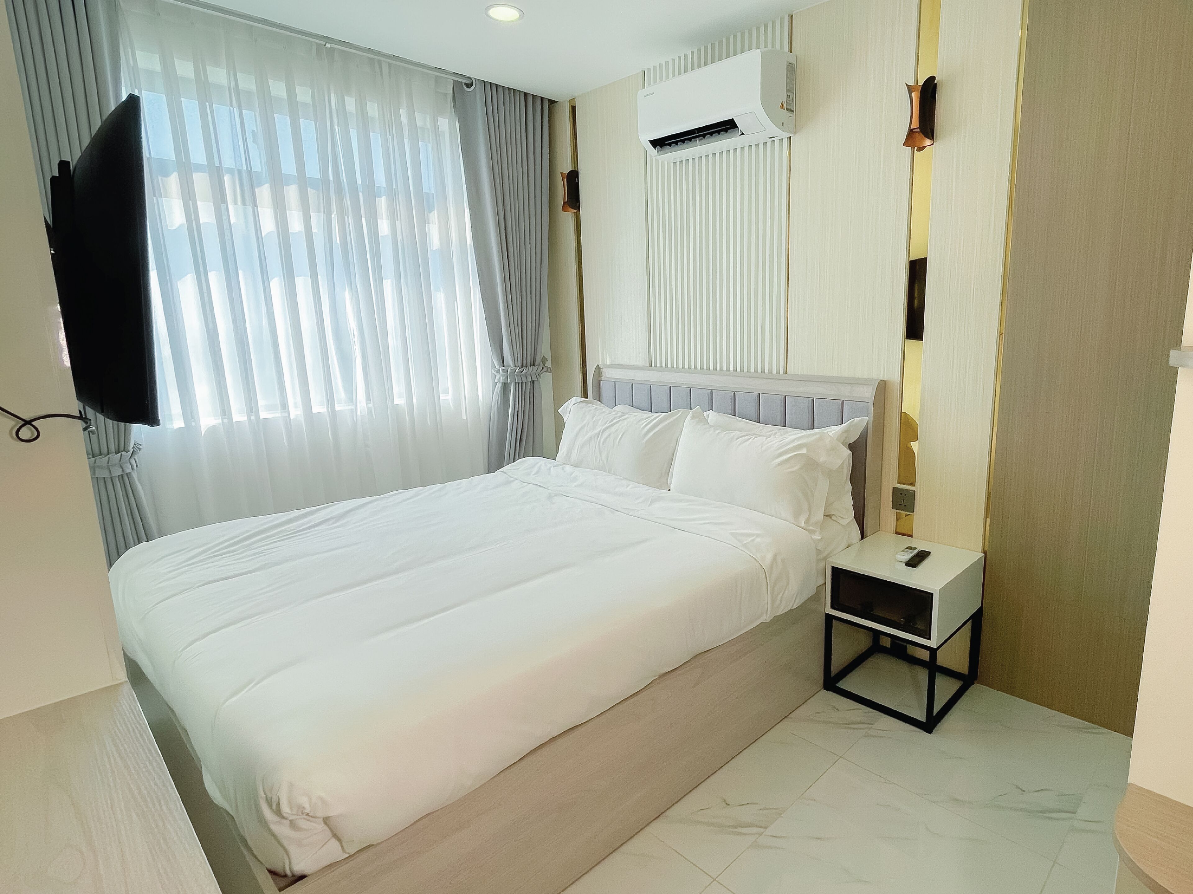 Desk, soundproofing, free WiFi, bed sheets