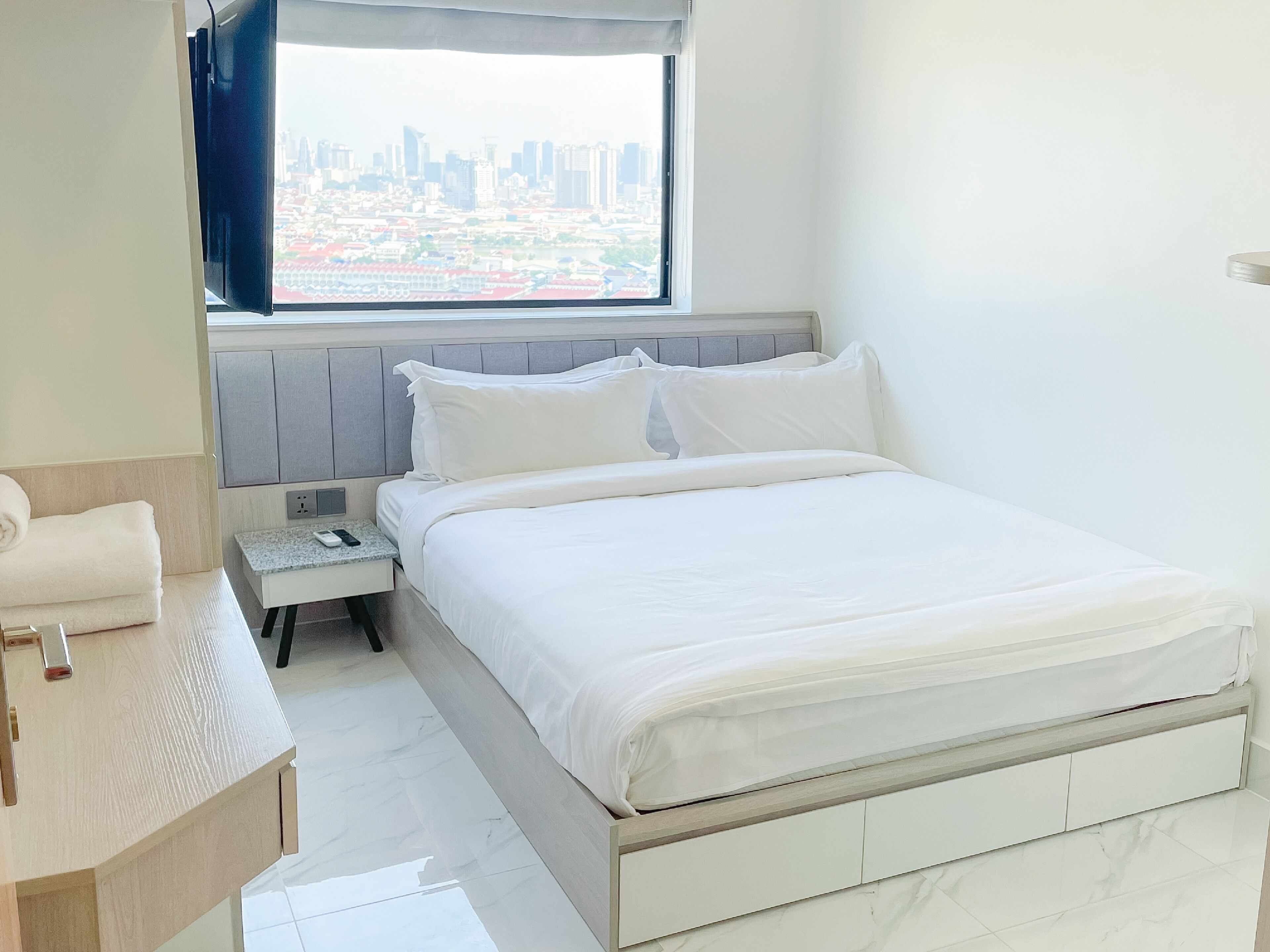 Desk, soundproofing, free WiFi, bed sheets