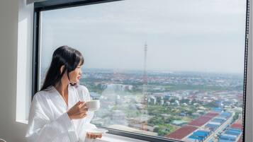 Deluxe Double Room | Living area | Flat-screen TV, fireplace