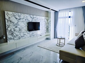 Televisión de pantalla plana y chimenea