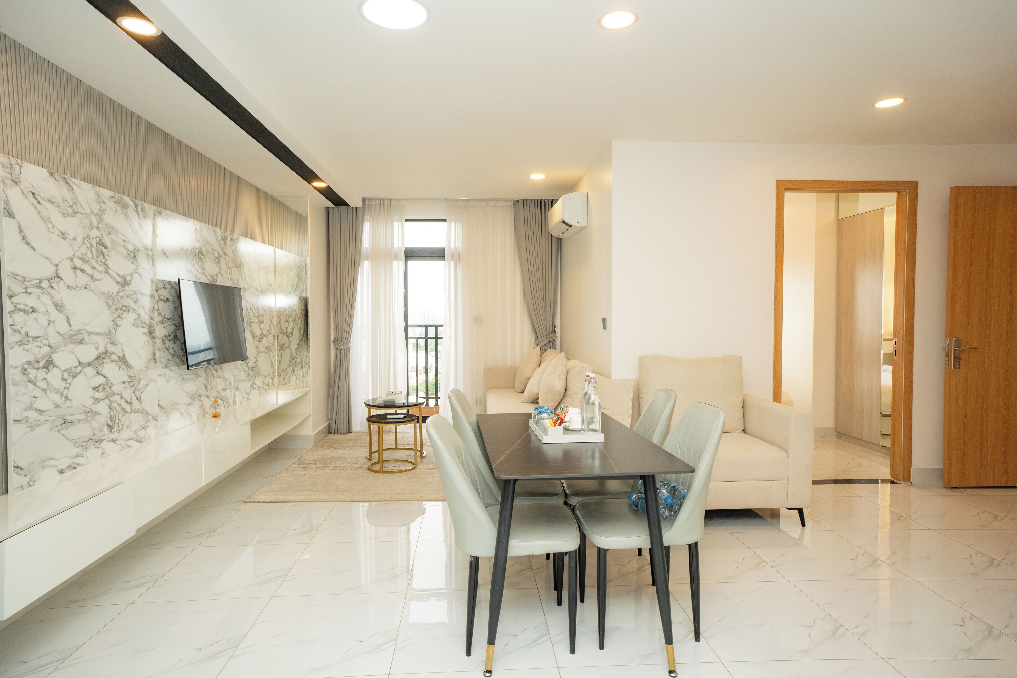 TV de tela plana, lareira