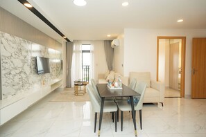 Télévision à écran plat, cheminée