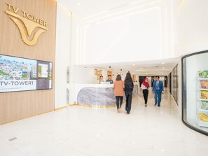 Flatscreentelevisie en een open haard