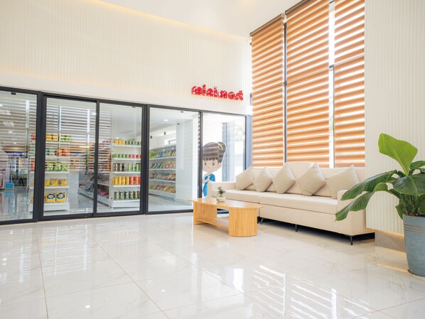 Flatscreentelevisie en een open haard