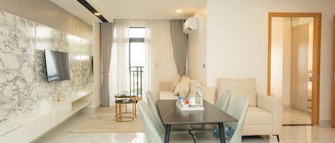 TV layar datar dan perapian