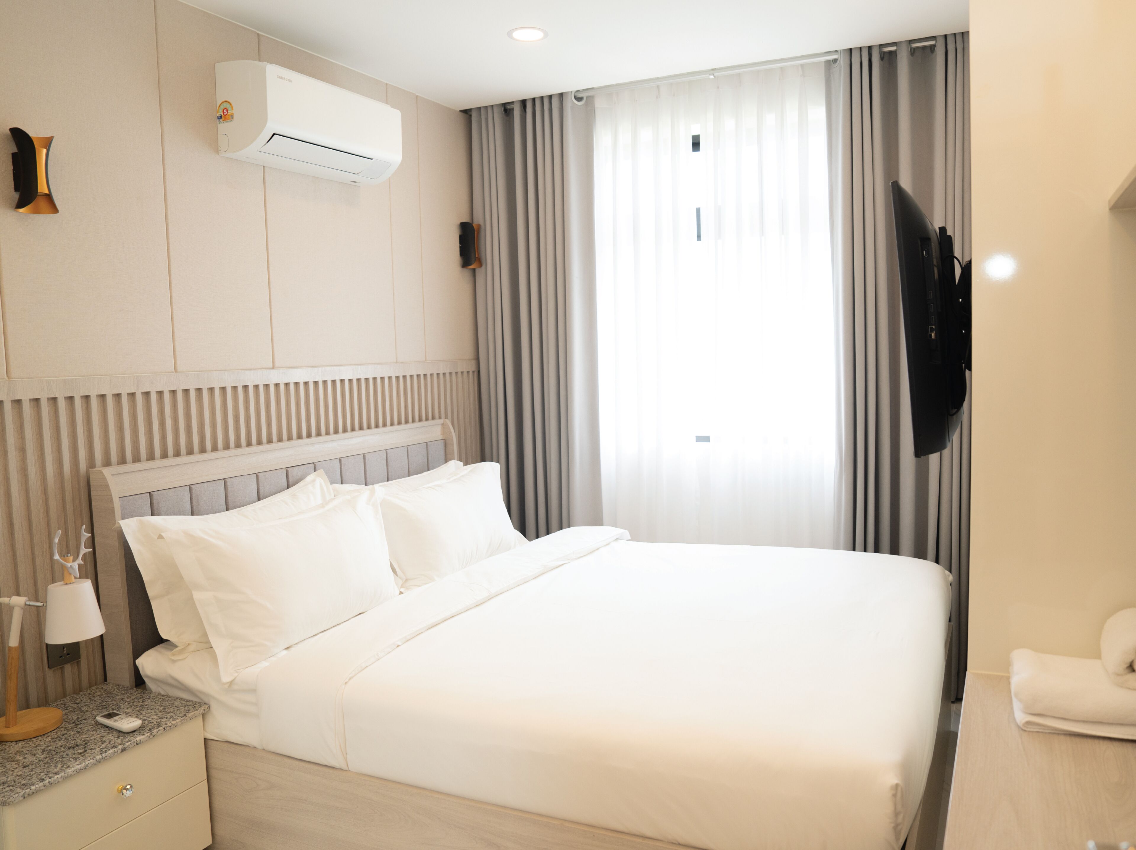 Desk, soundproofing, WiFi (free), bed sheets