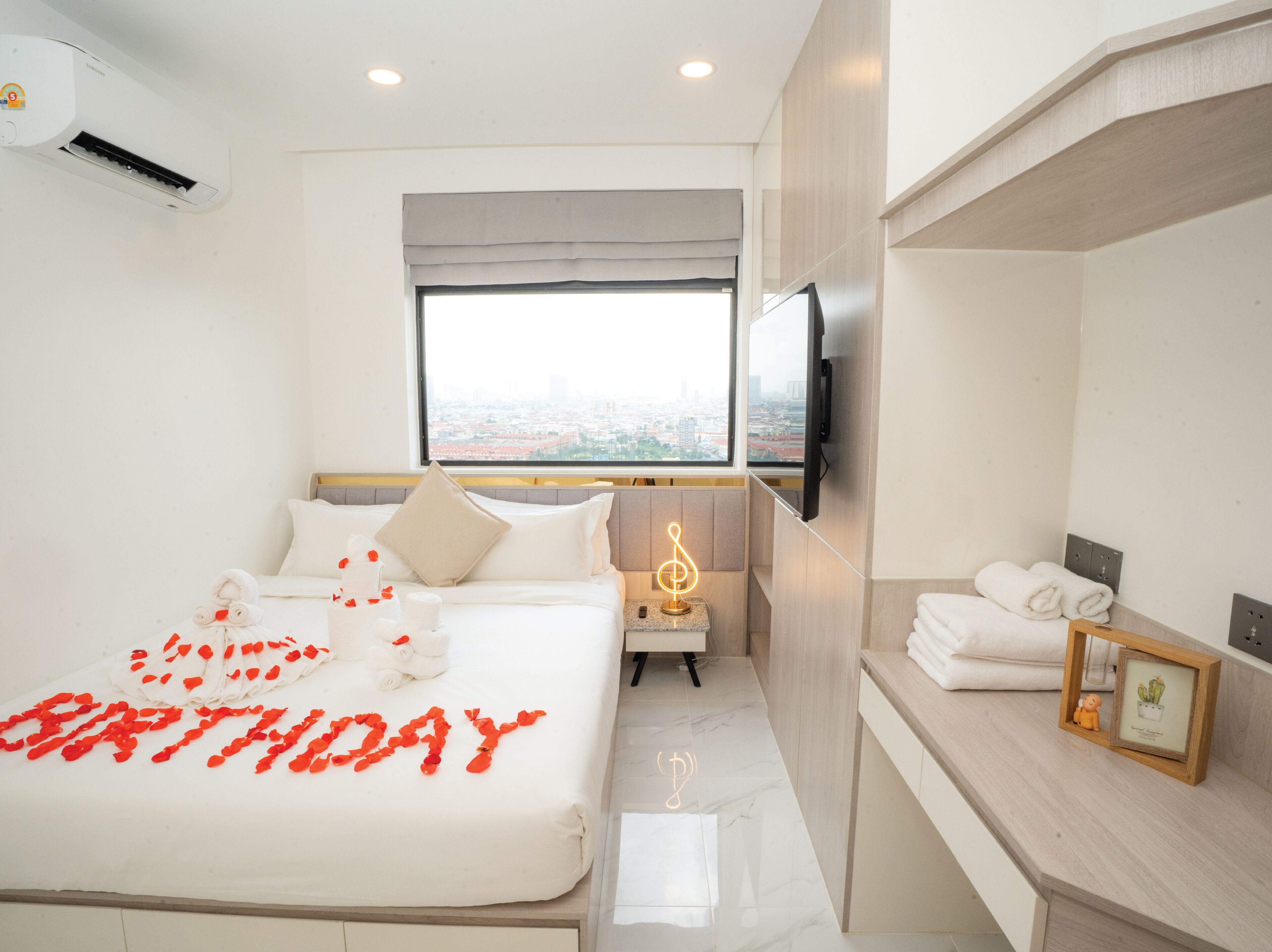 Desk, soundproofing, free WiFi, bed sheets