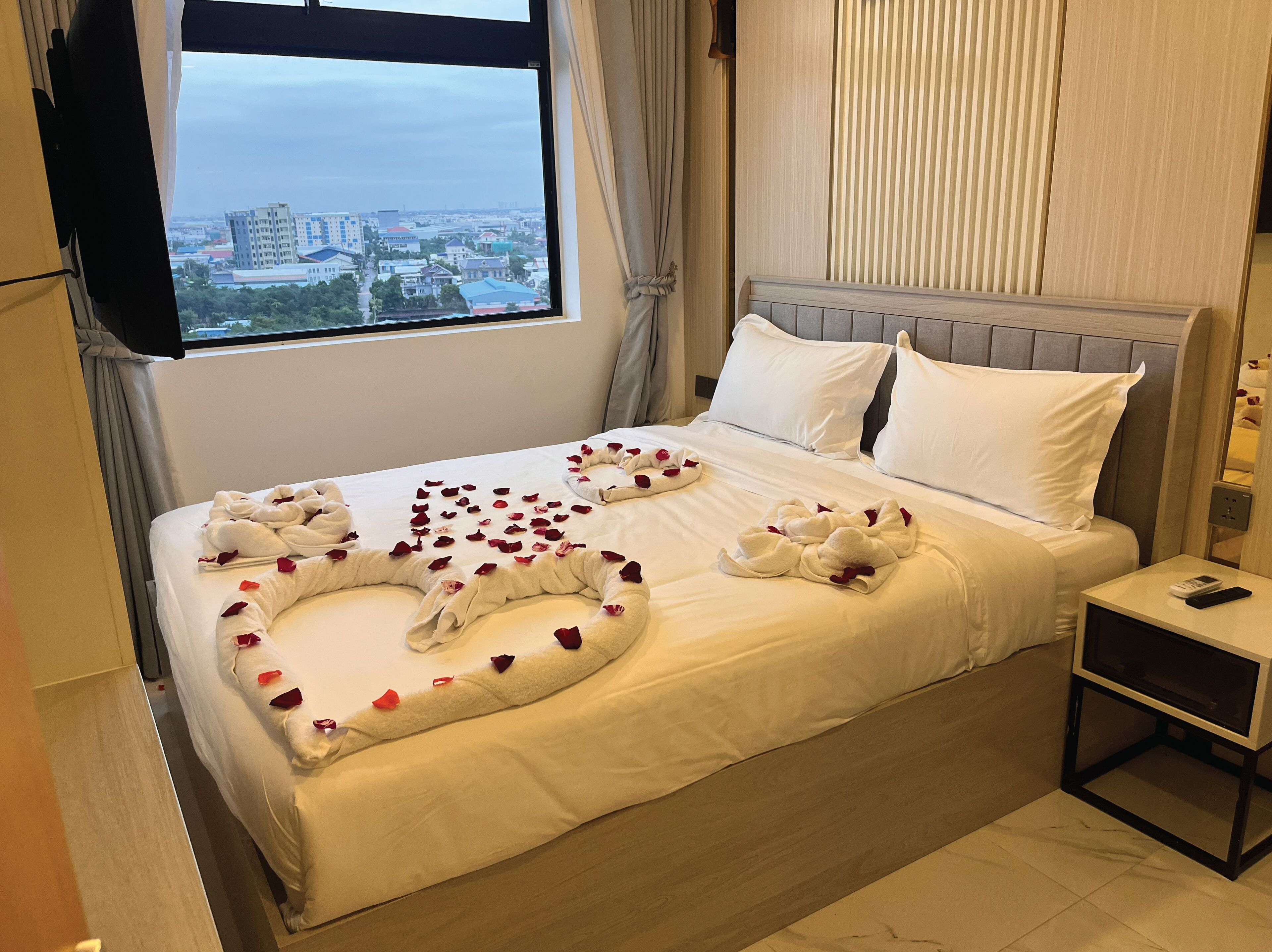 Junior Double Room | Desk, soundproofing, free WiFi, bed sheets