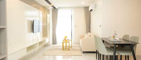 Televisión de pantalla plana y chimenea