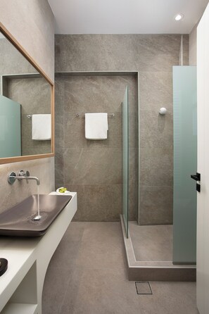 Deluxe Villa, City View | Bathroom | Shower, hair dryer, towels, soap