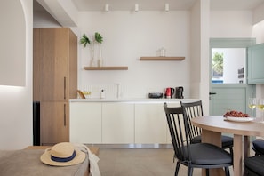 Villa Prestige, vue sur la ville | Cuisine privée | Mini-réfrigérateur, essuie-tout, îlot de cuisine