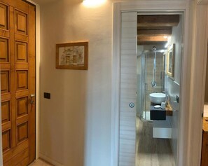 Apartamento superior, vista para o lago | Banheiro | Chuveiro, chuveiro com efeito de chuva, secador de cabelo, bidê