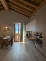 Appartamento Superior, vista lago | Cucina privata | Frigorifero con congelatore, forno, piano cottura, lavastoviglie