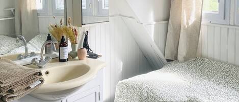 Sèche-cheveux, serviettes fournies, savon, papier toilette