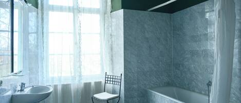 Douche, sèche-cheveux, serviettes fournies, savon