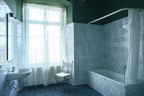 Shower, hair dryer, towels, soap - Beletage in Schloss Prebberede (Prebberede)