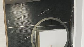 Een haardroger, handdoeken, zeep, toiletpapier