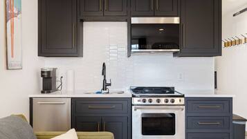 ثلاجة، ميكروويف، فرن، موقد طهي مسطح