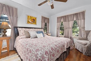 2 dormitorios, escritorio, tabla de planchar con plancha y wifi