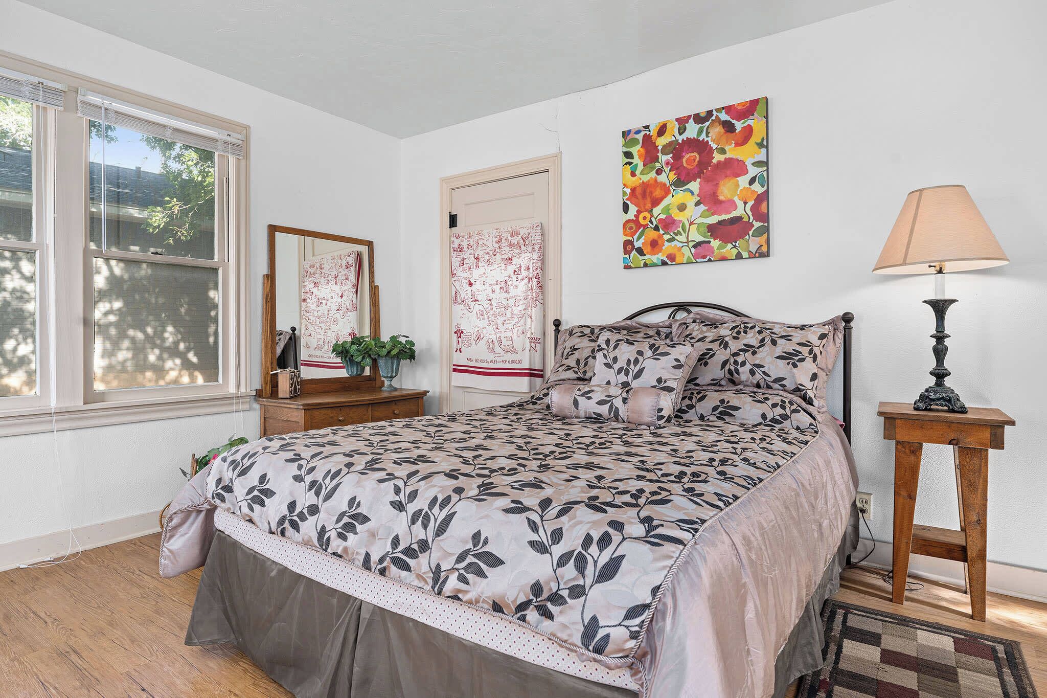 2 bedrooms, desk, iron/ironing board, WiFi
