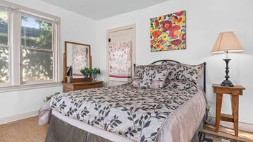 2 bedrooms, desk, iron/ironing board, WiFi