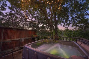 Outdoor spa tub - E-Pies Gasthaus - Hot Tub & Near Cross Mountain! (Fredericksburg)