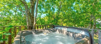 E-Pies Gasthaus - Hot Tub & Near Cross Mountain!