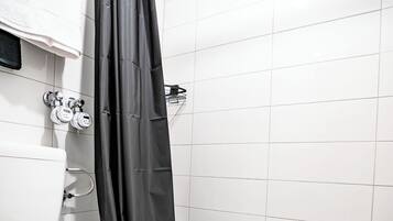Haartrockner, Handtücher, Seife, Shampoo