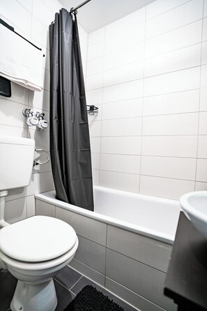 Sèche-cheveux, serviettes fournies, savon, shampoing