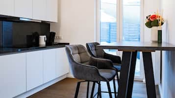 Microwave, oven, dishwasher, coffee/tea maker