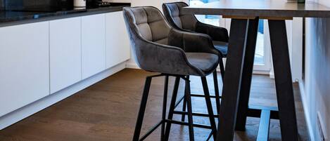 Mikrobølgeovn, ovn, oppvaskmaskin og kaffetrakter/tekoker