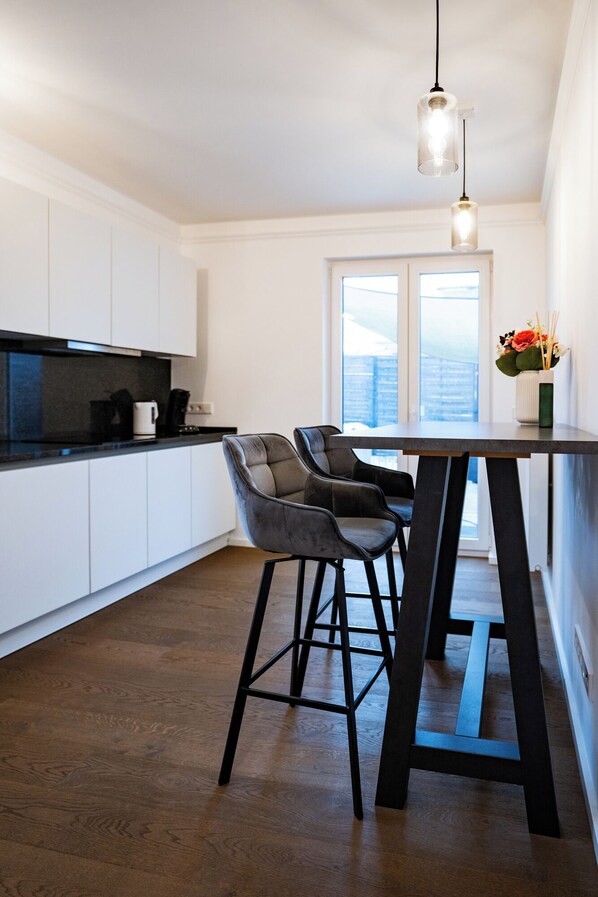 Mikrowelle, Ofen, Geschirrspüler, Wasserkocher mit Kaffee-/Teezubehör